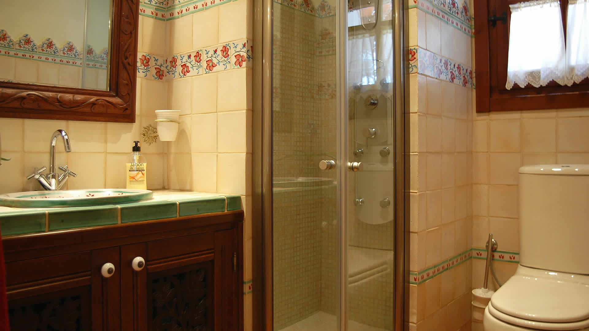 Salle de bain avec douche