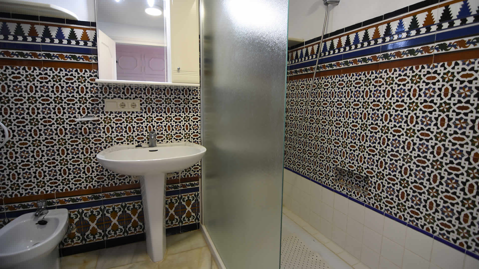 Salle de bain avec douche