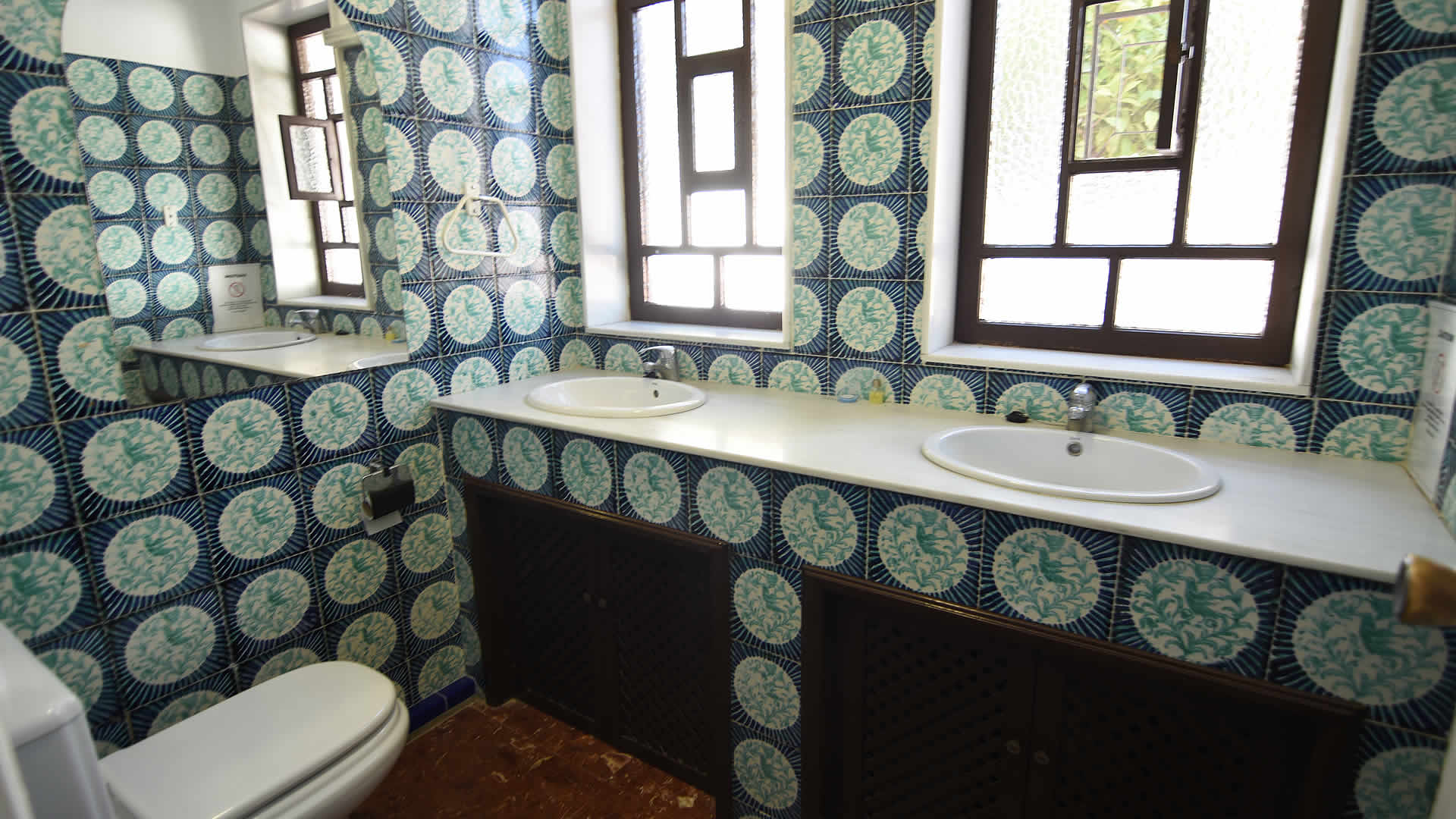 Salle de bain avec douche