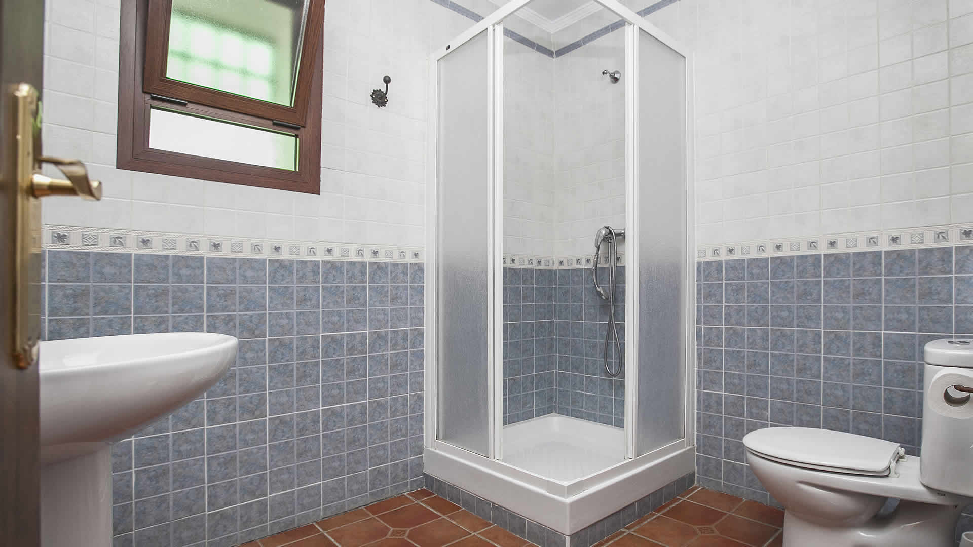 Salle de bain avec douche