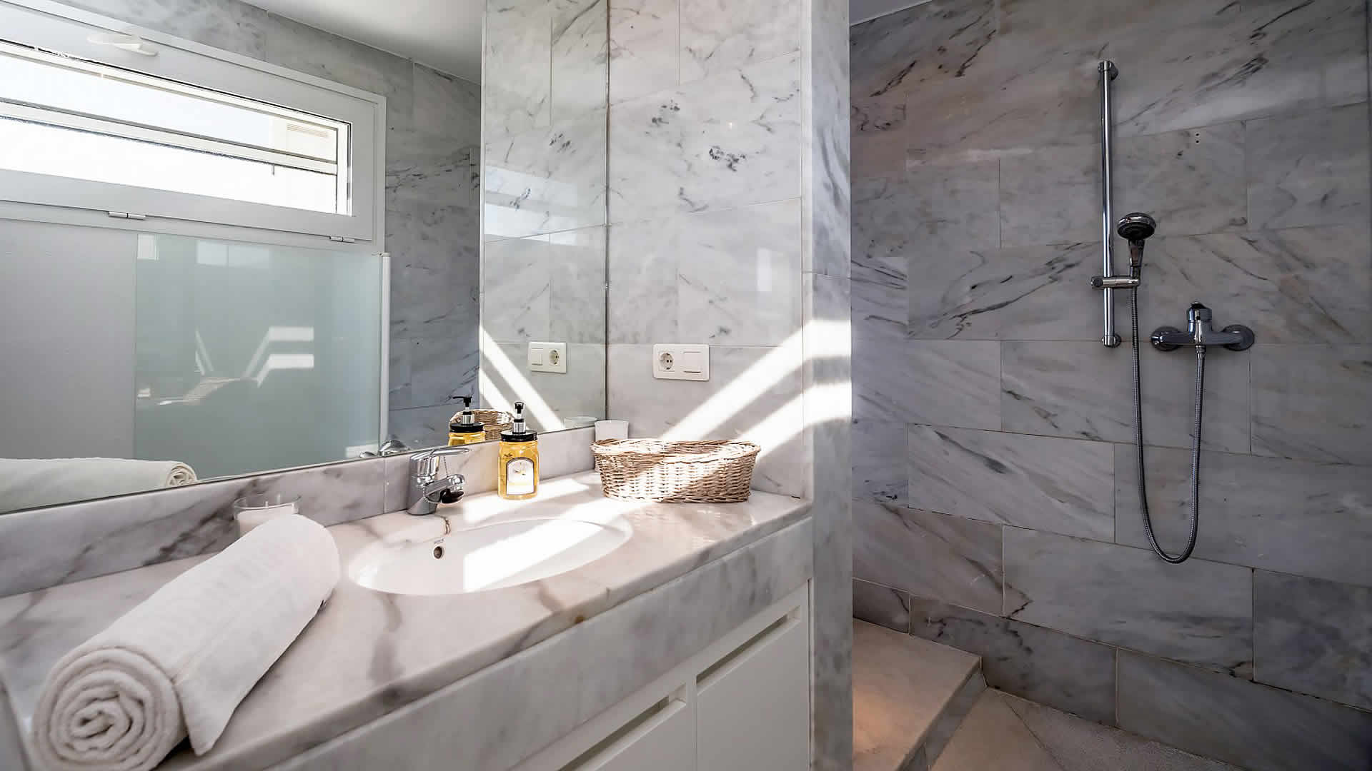 Salle de bain avec douche