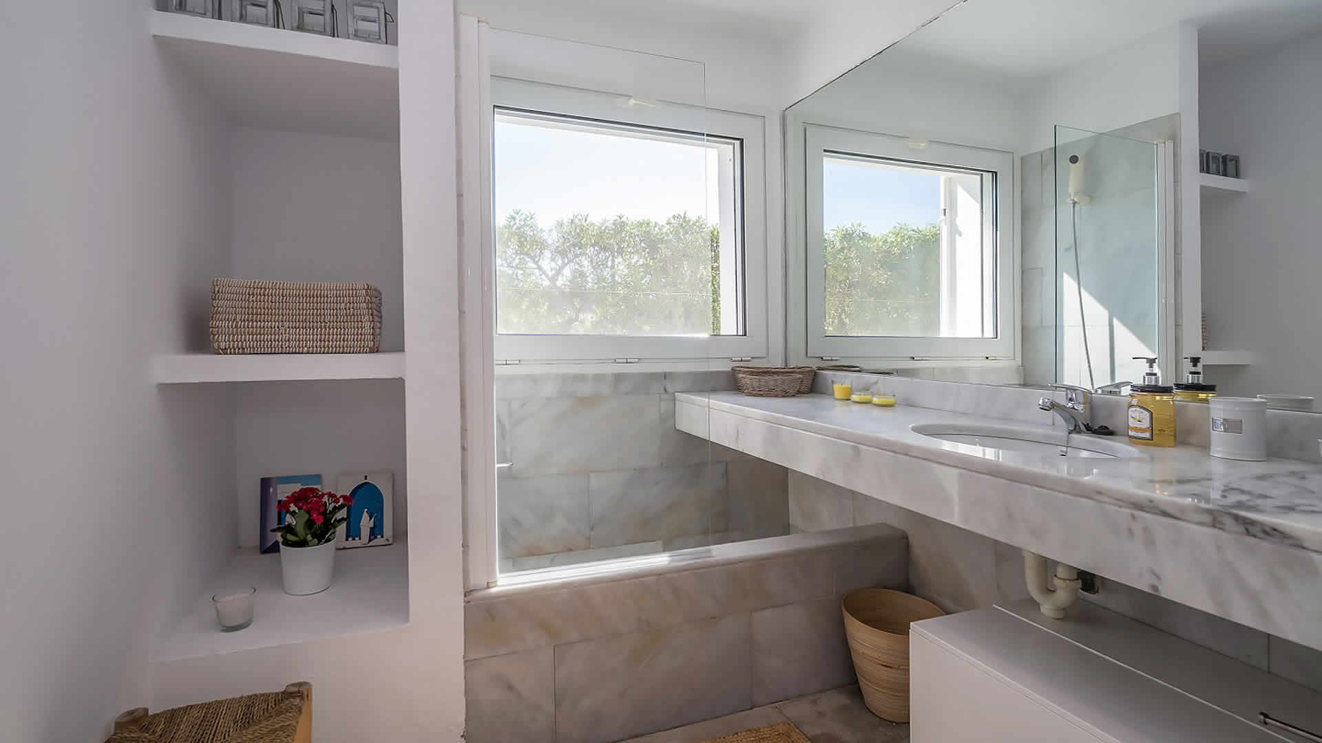 Salle de bain avec douche