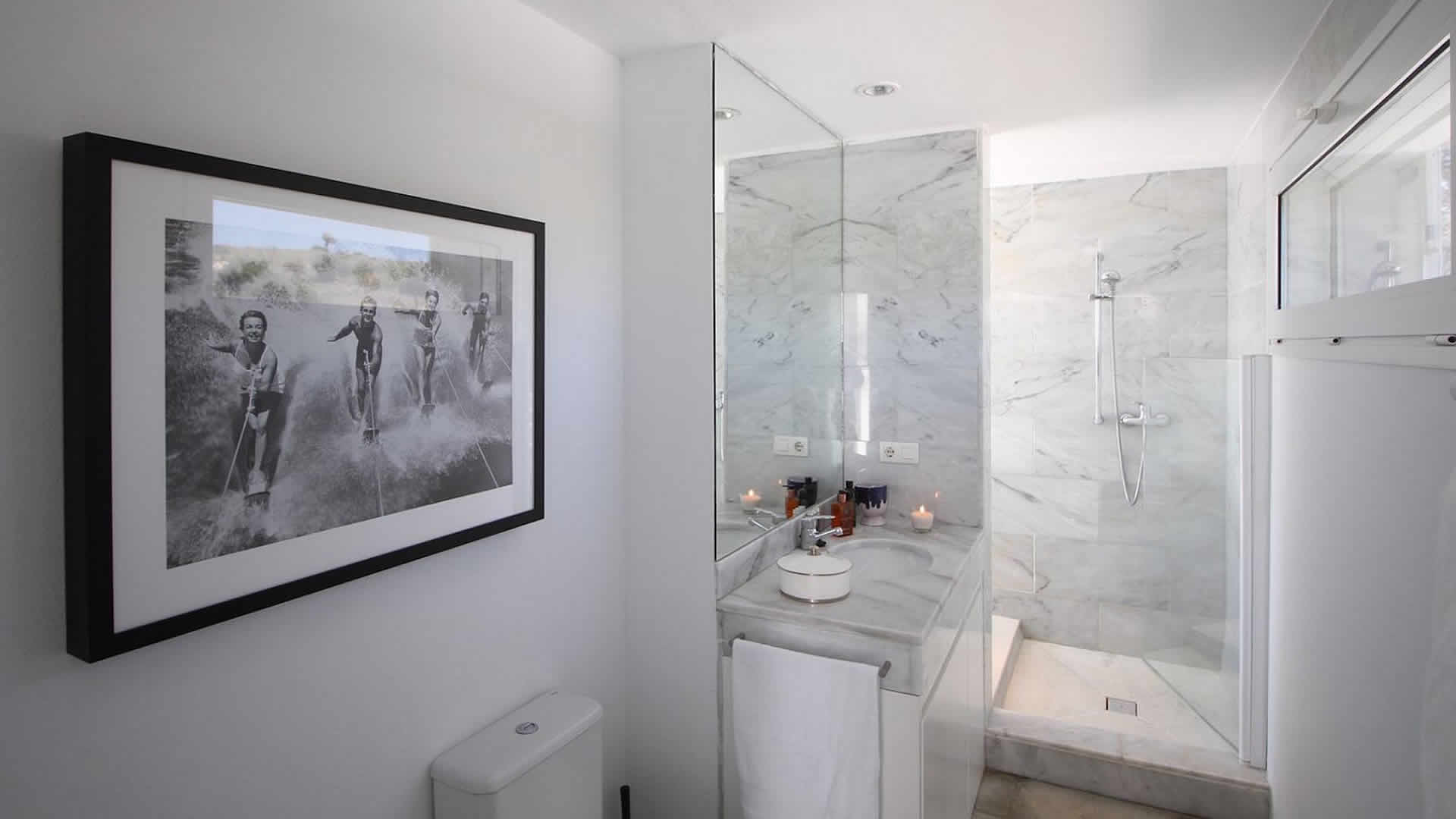 Salle de bain avec douche