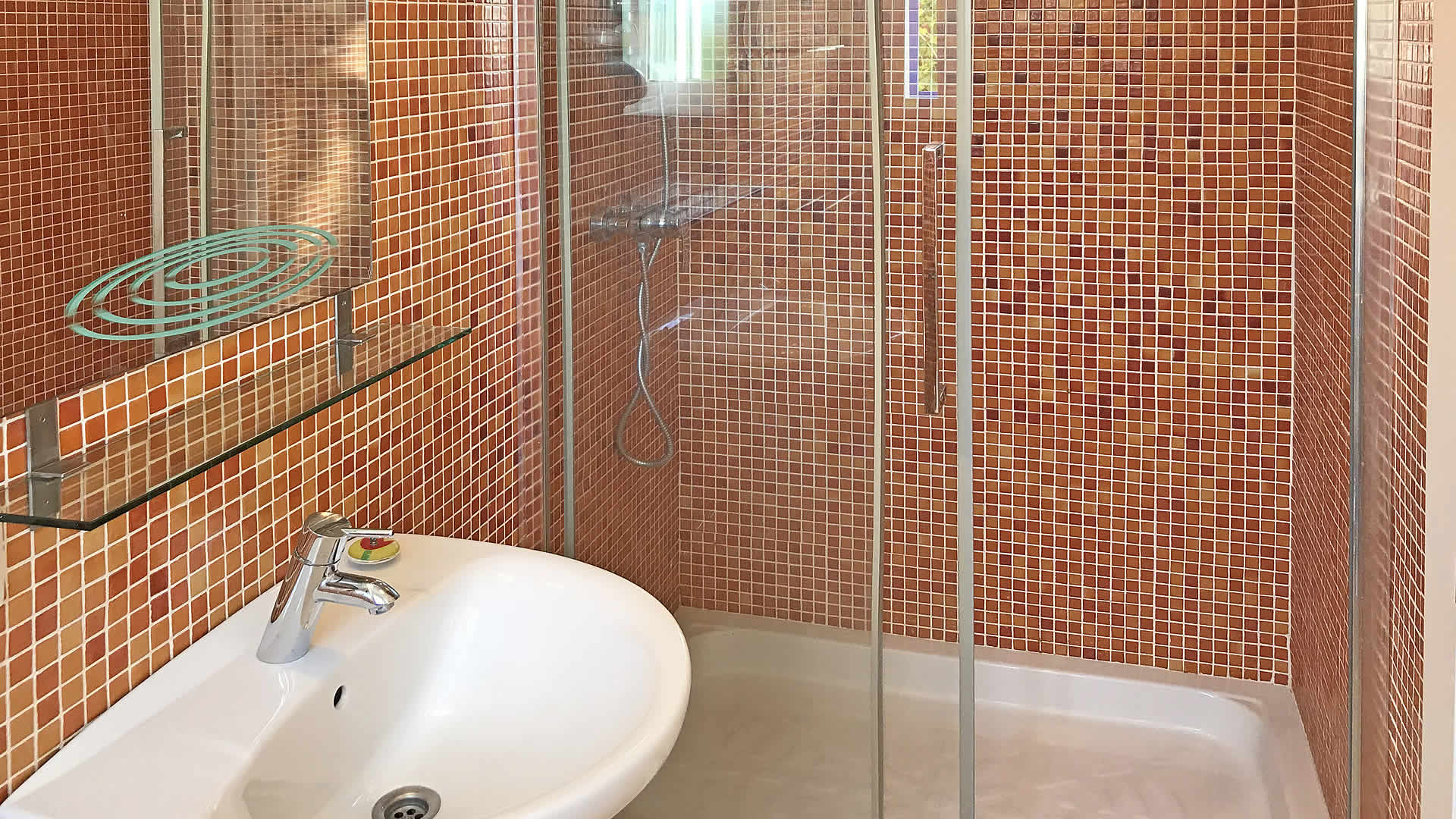 Salle de bain avec douche