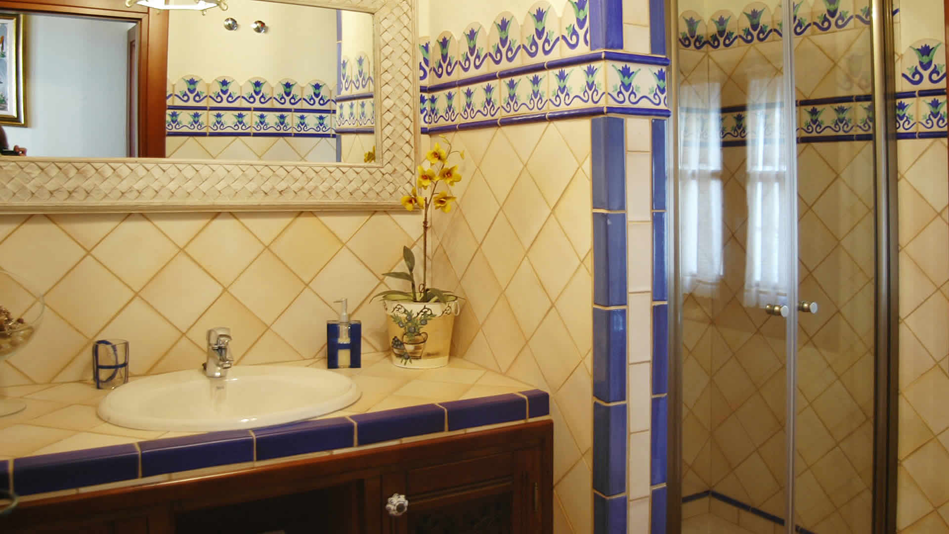 Salle de bain avec douche